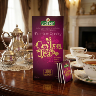 Pudełko herbaty Ceylon Stassen Premium z torebkami, porcelanowe filiżanki i srebrny czajnik w eleganckim wnętrzu