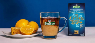 Czarna herbata Stassen English Breakfast z dodatkiem mleka, miodu i cytryny.