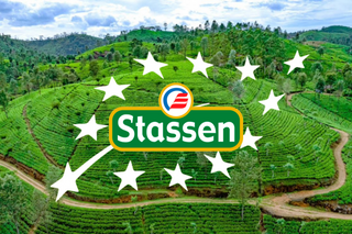 Zdjęcie przedstawiające połączenie loga Stassen ze znakiem ekologicznym - Euroliściem - na tle cejlońskiej plantacji.