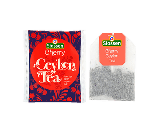 Stassen Cherry Tea w pudełku z czerwonym zdobieniem – ekspresowa herbata cejlońska z wiśnią.