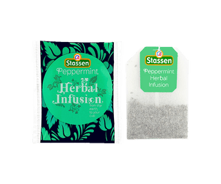Stassen Peppermint w pudełku z zielonym zdobieniem – ekspresowa herbata ziołowa z mięty pieprzowej.
