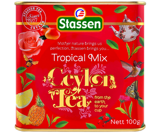 Stassen Tropical Mix w czerwonej puszce – herbata cejlońska liściasta z mango, ananasem, różą, nagietkiem, chabrem, chabrem, dziką różą, wanilią i truskawką.