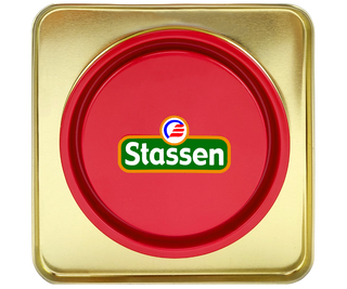 Stassen Tropical Mix w czerwonej puszce – herbata cejlońska liściasta z mango, ananasem, różą, nagietkiem, chabrem, chabrem, dziką różą, wanilią i truskawką.