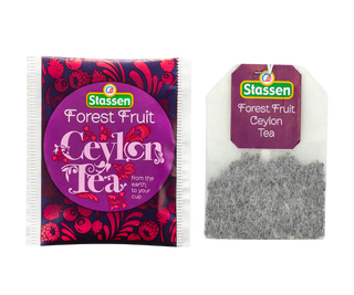 STASSEN Herbata - Forest Fruit Tea - ozdobne opakowanie z motywem owoców leśnych.